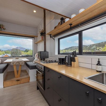 Tiny House With Mountain Views, Indoor And Outdoor Fire, Private Courtyard Garden Apartment Wanaka Exterior photo