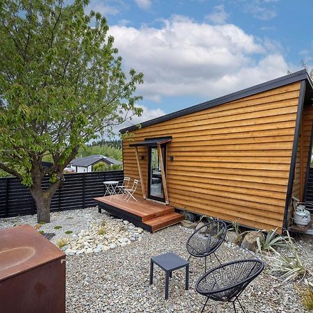 Tiny House With Mountain Views, Indoor And Outdoor Fire, Private Courtyard Garden Apartment Wanaka Exterior photo