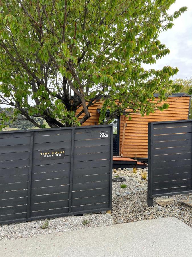 Tiny House With Mountain Views, Indoor And Outdoor Fire, Private Courtyard Garden Apartment Wanaka Exterior photo