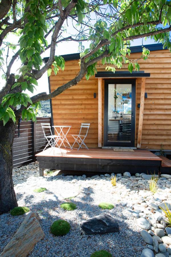 Tiny House With Mountain Views, Indoor And Outdoor Fire, Private Courtyard Garden Apartment Wanaka Exterior photo