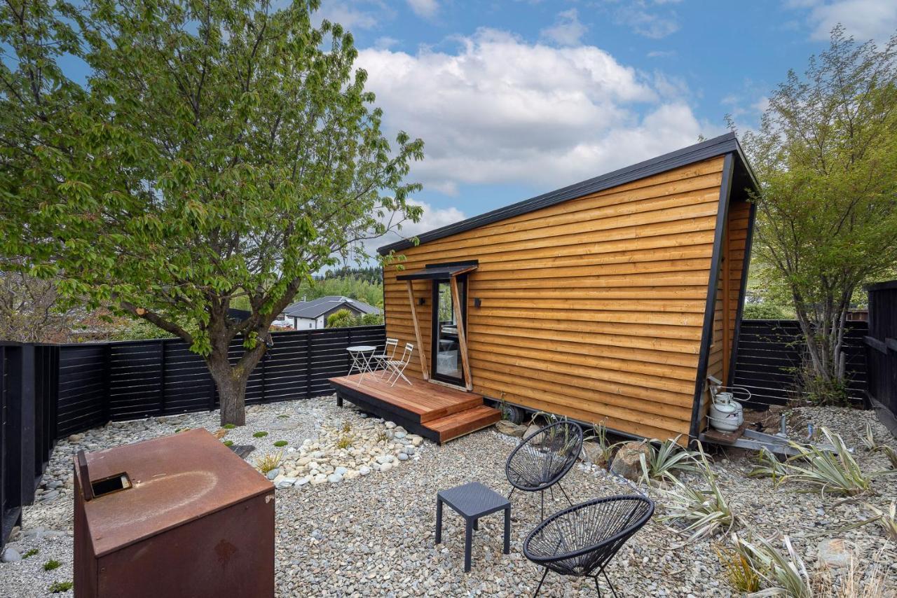 Tiny House With Mountain Views, Indoor And Outdoor Fire, Private Courtyard Garden Apartment Wanaka Exterior photo