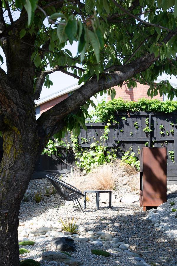 Tiny House With Mountain Views, Indoor And Outdoor Fire, Private Courtyard Garden Apartment Wanaka Exterior photo