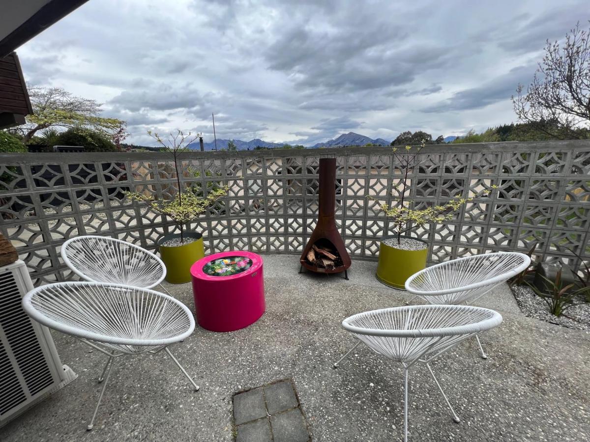 Tiny House With Mountain Views, Indoor And Outdoor Fire, Private Courtyard Garden Apartment Wanaka Exterior photo