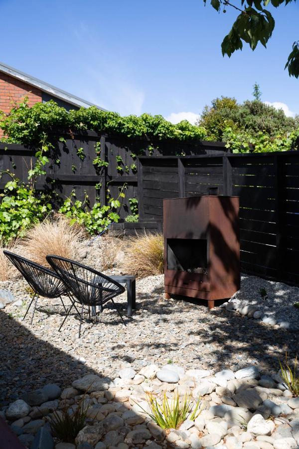 Tiny House With Mountain Views, Indoor And Outdoor Fire, Private Courtyard Garden Apartment Wanaka Exterior photo