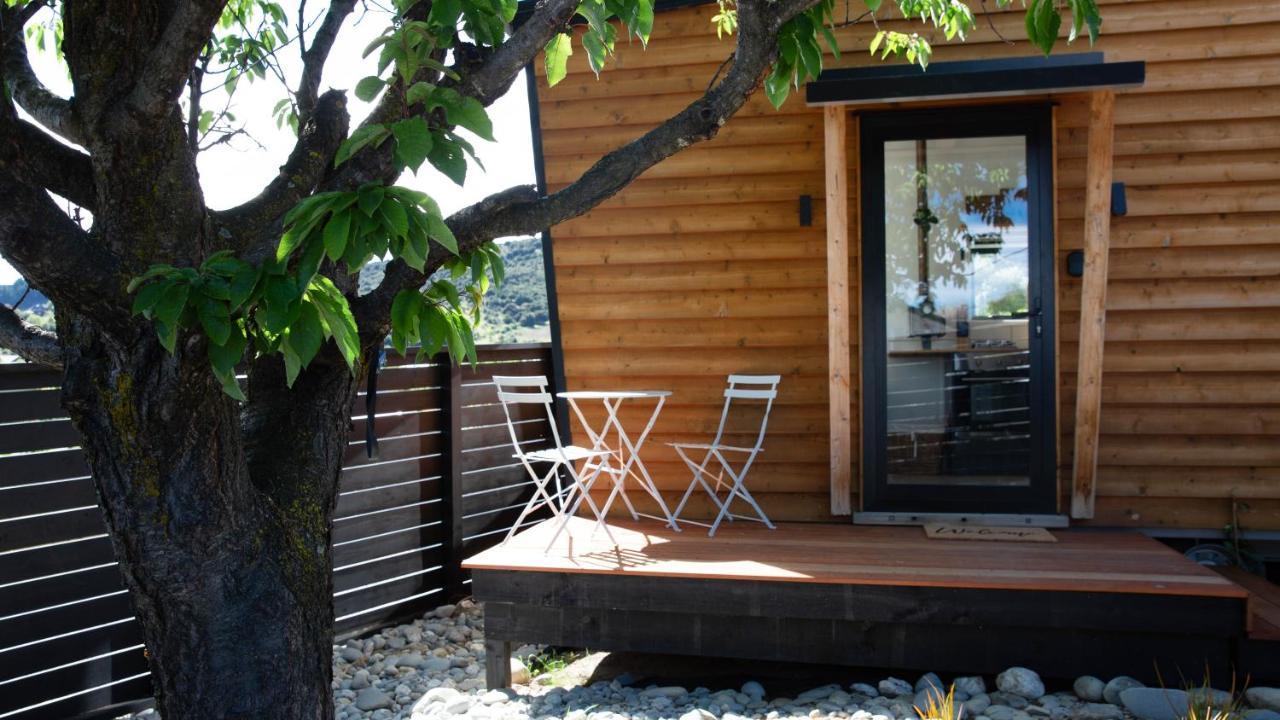 Tiny House With Mountain Views, Indoor And Outdoor Fire, Private Courtyard Garden Apartment Wanaka Exterior photo