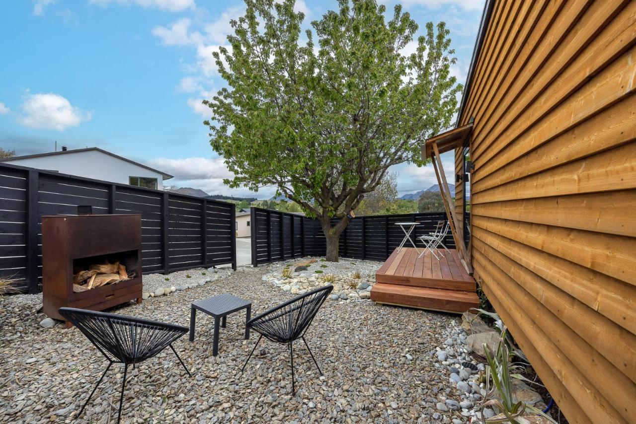 Tiny House With Mountain Views, Indoor And Outdoor Fire, Private Courtyard Garden Apartment Wanaka Exterior photo