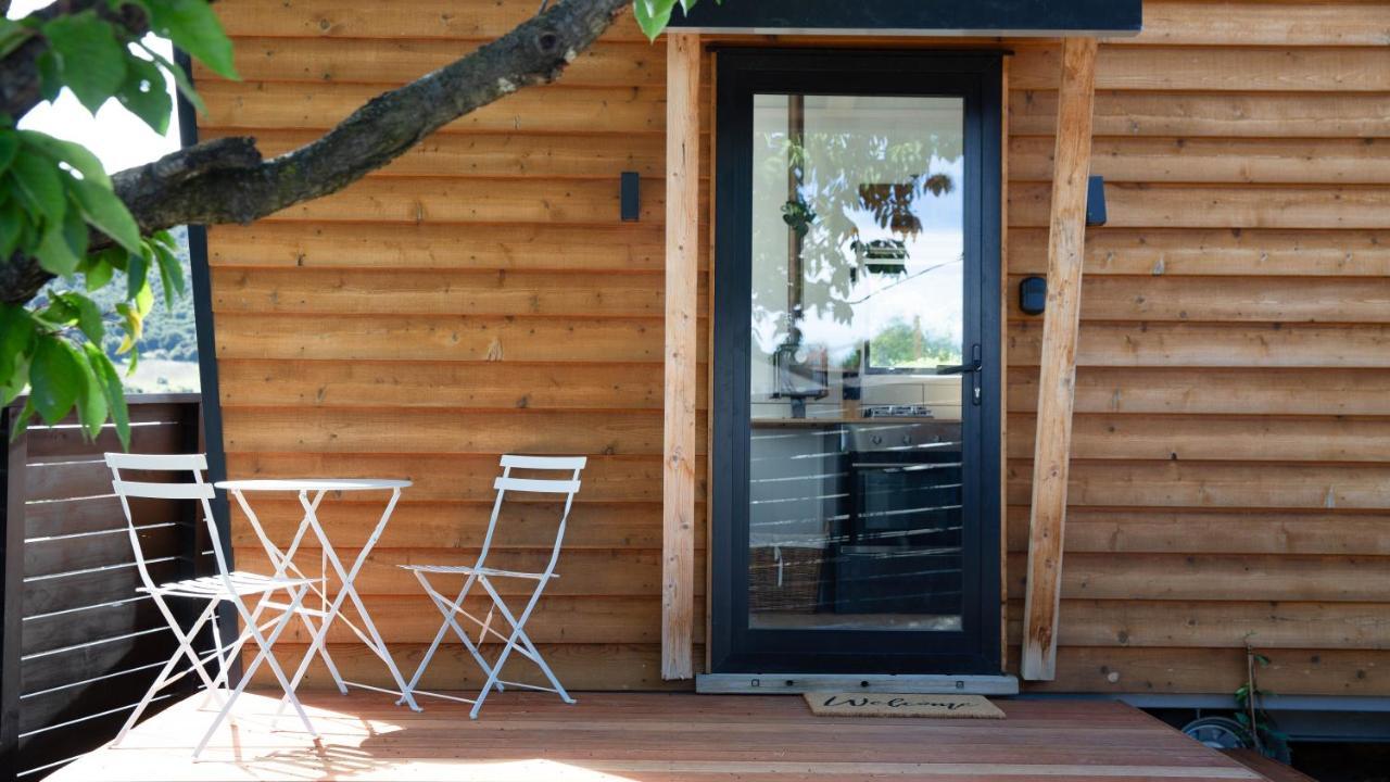 Tiny House With Mountain Views, Indoor And Outdoor Fire, Private Courtyard Garden Apartment Wanaka Exterior photo