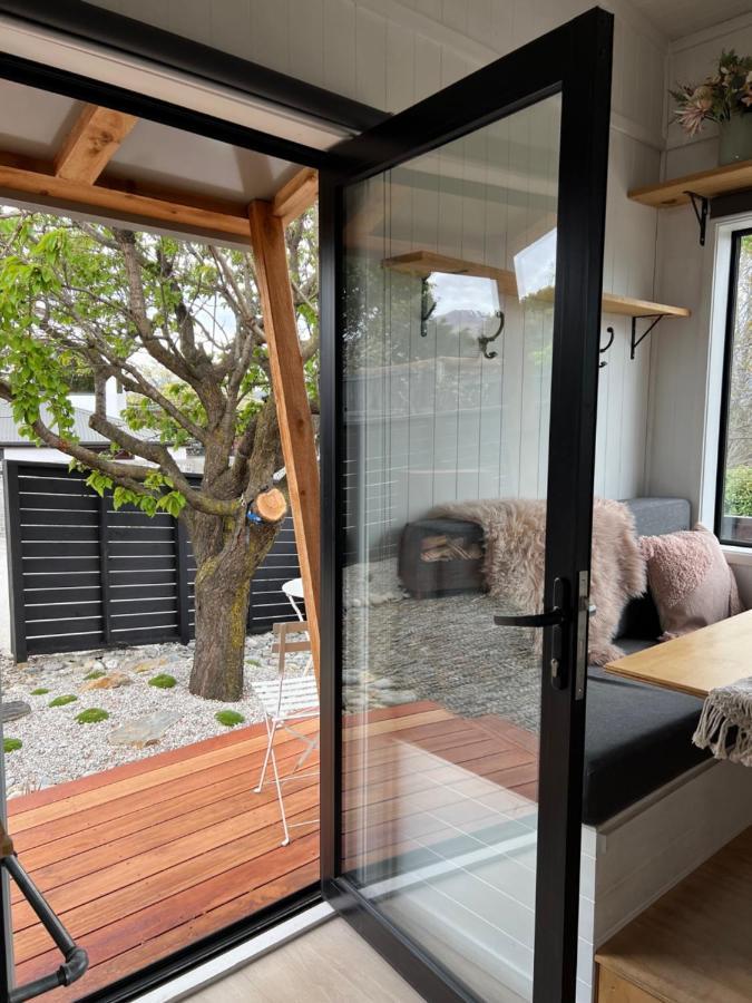 Tiny House With Mountain Views, Indoor And Outdoor Fire, Private Courtyard Garden Apartment Wanaka Exterior photo